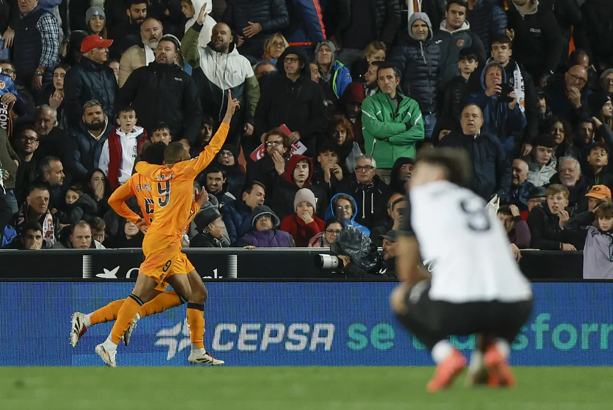 El Real Madrid resucita tras la expulsión de Vinicius a costa de un Valencia al que no le basta con ser valiente