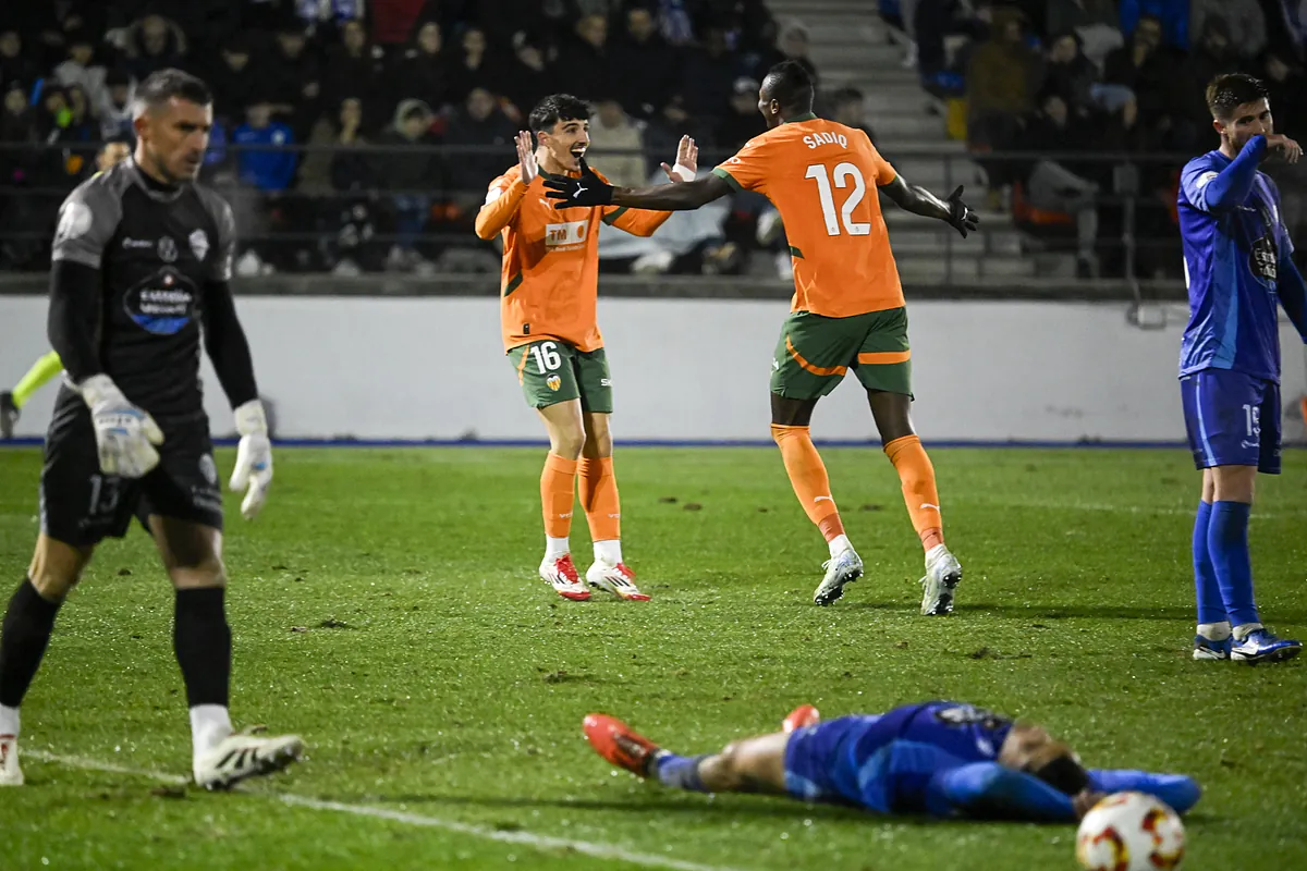 El Valencia encuentra un bálsamo en la Copa y se mete en cuartos a costa del Ourense