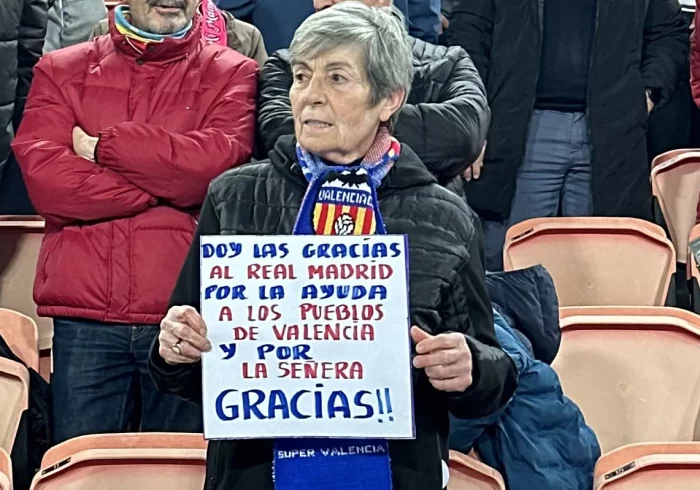 La aficionada del Valencia ovacionada por los seguidores del Real Madrid