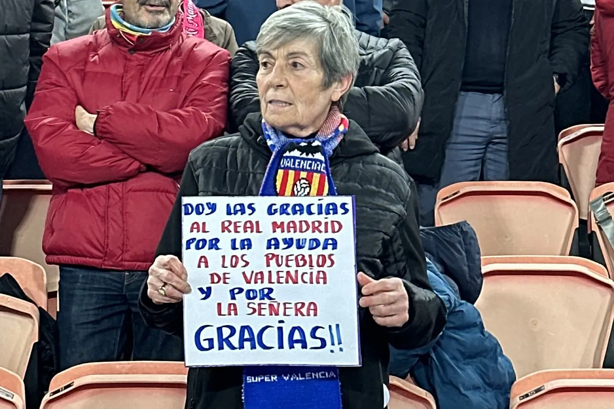 La aficionada del Valencia ovacionada por los seguidores del Real Madrid