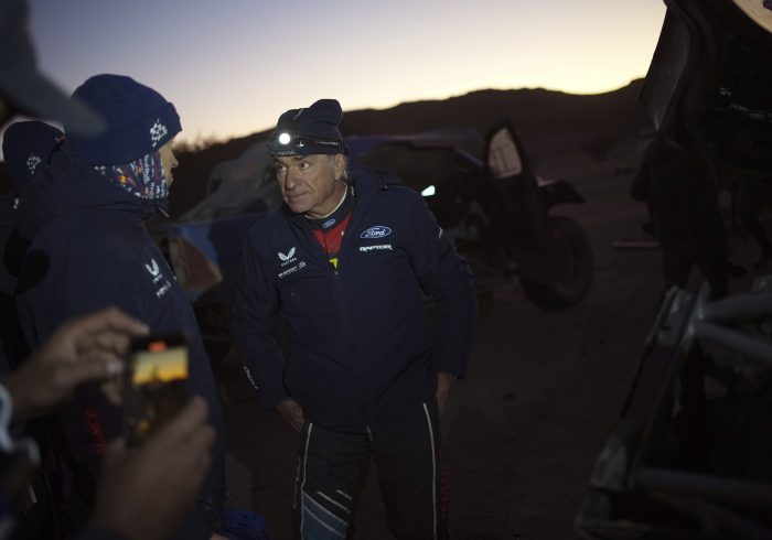 Las polémicas inspecciones del Dakar que descalificaron a Sainz, Sanz y Loeb: "Los comisarios deberían ser más flexibles"