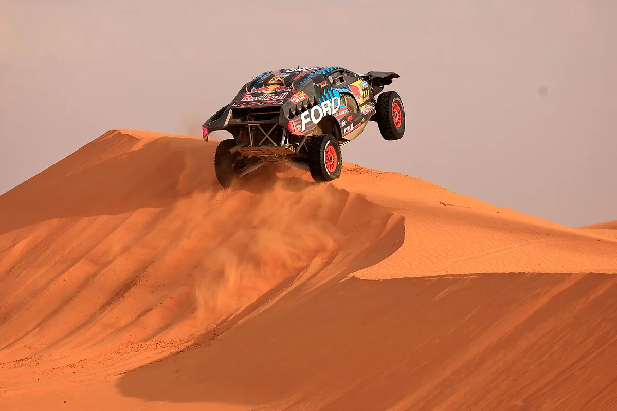 Nani Roma vuelve a triunfar en la arena del Dakar y Schareina se descuelga en motos