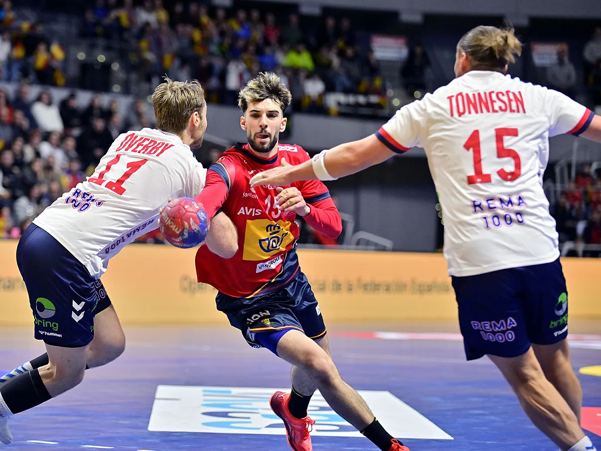 Petar Cikusa, nueva estrella de España: "Con mi hermano cogíamos pega de las zapatillas de los jugadores y hacíamos pases en casa. El balonmano era nuestro juguete"