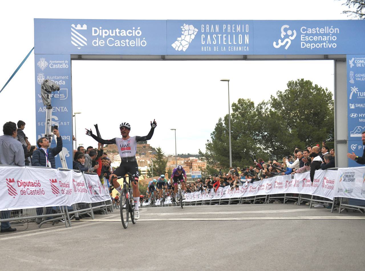 Tecnología vs seguridad, el gran dilema del ciclismo: "A 80 kilómetros por hora siguen pedaleando"