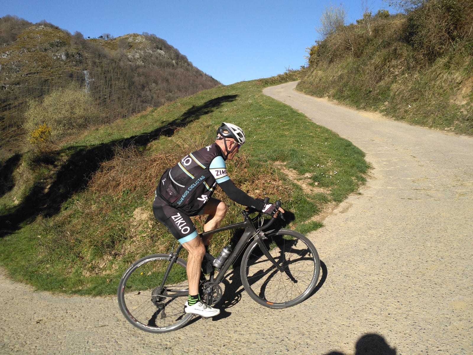 Aitor Antxustegi, el ciclista español que se ha enamorado de los desafíos Everesting: "Me preguntan cuántas subidas llevo y no lo sé"