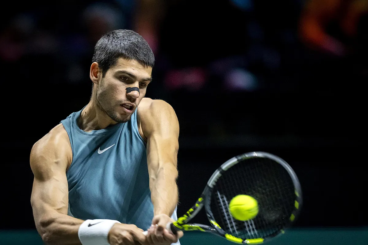 Carlos Alcaraz supera con apuros a Van de Zandschulp en su debut en Rotterdam