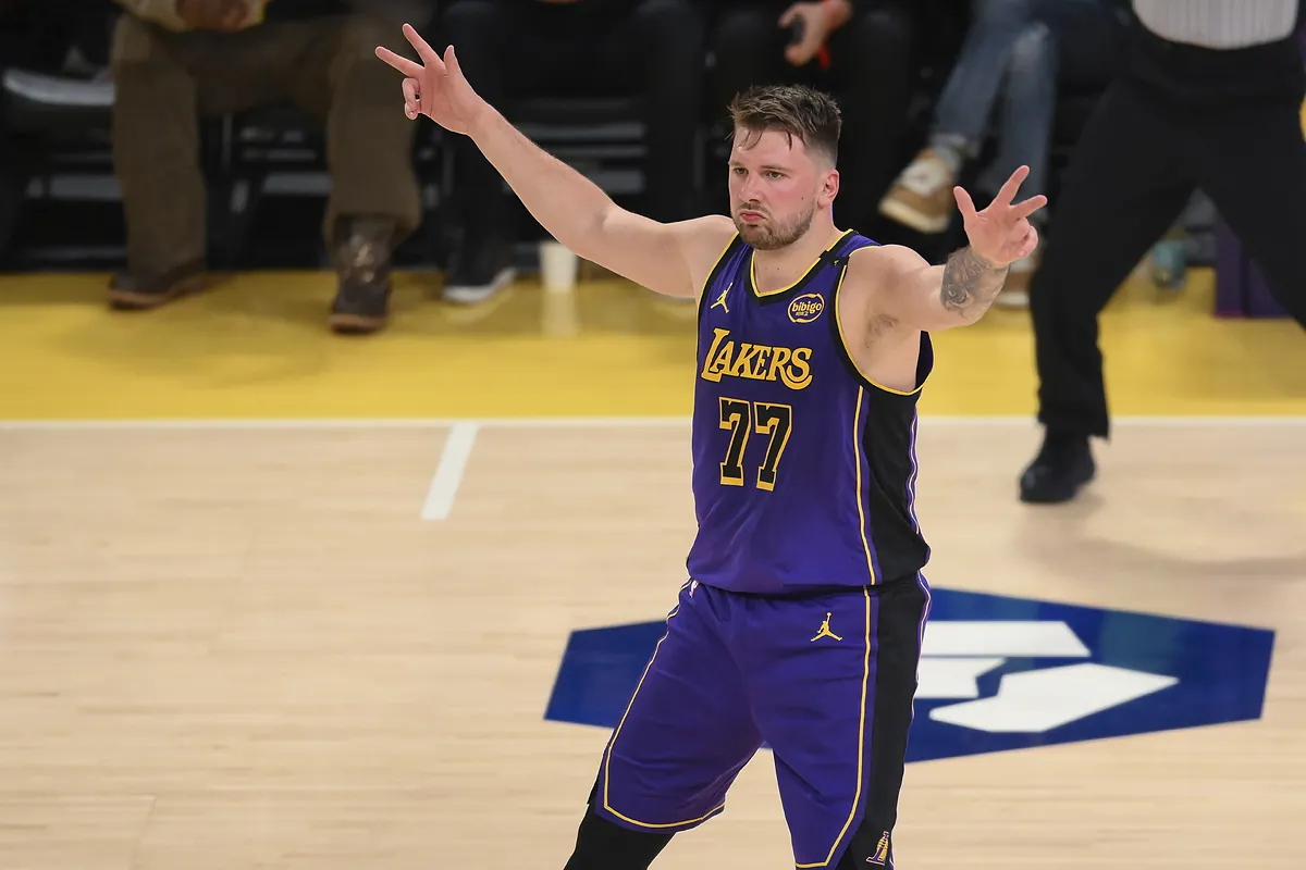 Doncic consuma su venganza ante los Mavericks con su primer triple-doble con los Lakers