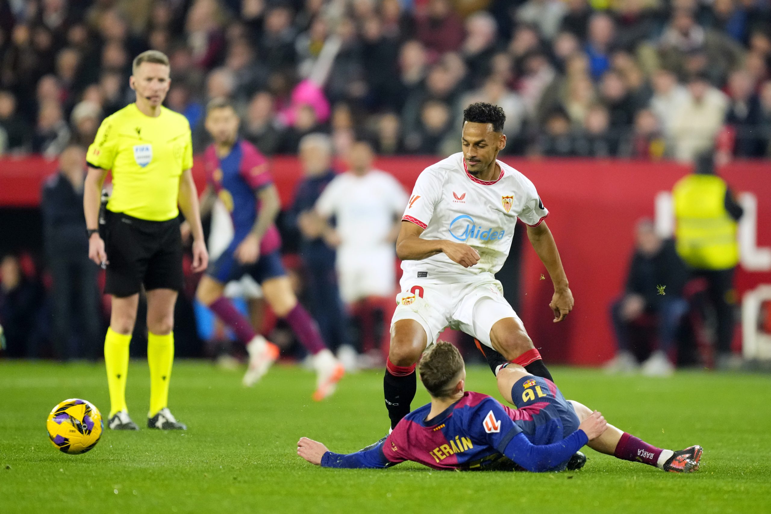 El Barça cumple en Sevilla y aprieta aún más la Liga