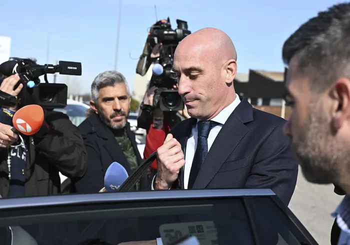 El juez condena a Luis Rubiales a una multa de 10.800 euros por el beso a Jenni Hermoso y le absuelve del delito de coacciones