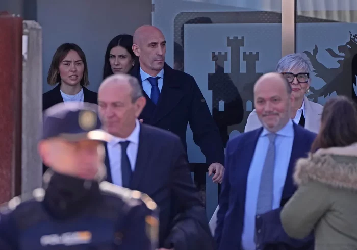 Los susurros de Rubiales y la tensión con el abogado de Hermoso en la primera sesión del juicio del beso: "No sé si hablo para chinos"