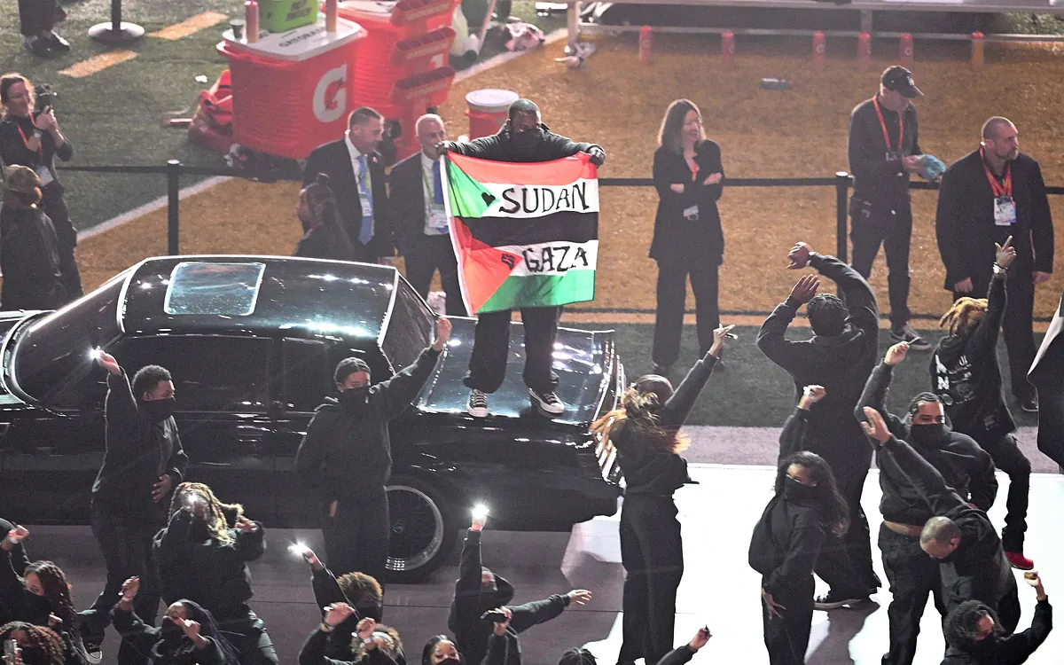 Un hombre se cuela con una bandera palestina en el espectáculo del descanso de la Super Bowl