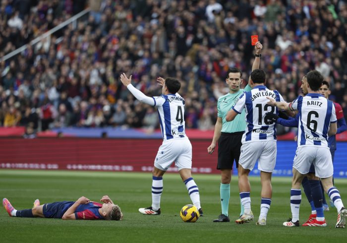 El Barça descose a una Real Sociedad en inferioridad y carga las pilas para Lisboa