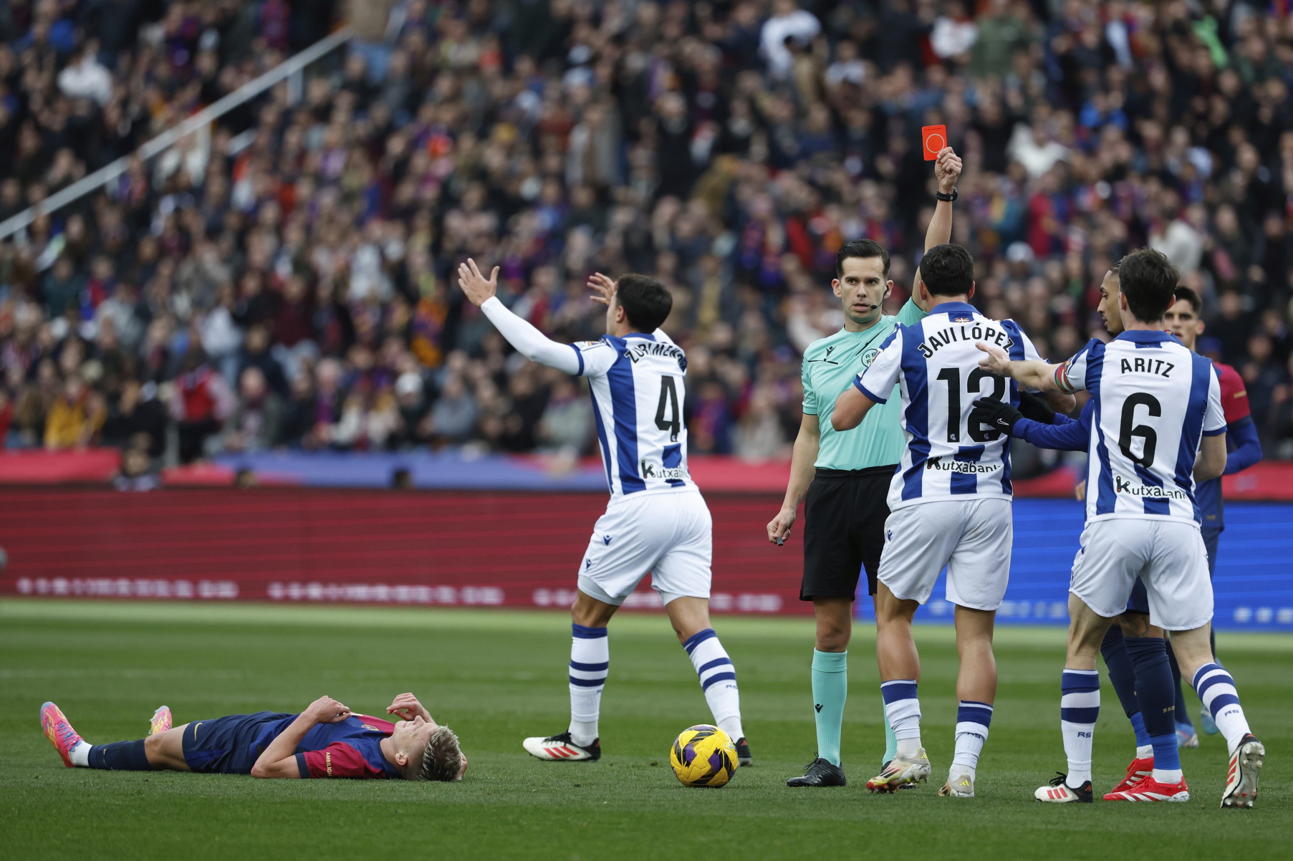 El Barça descose a una Real Sociedad en inferioridad y carga las pilas para Lisboa