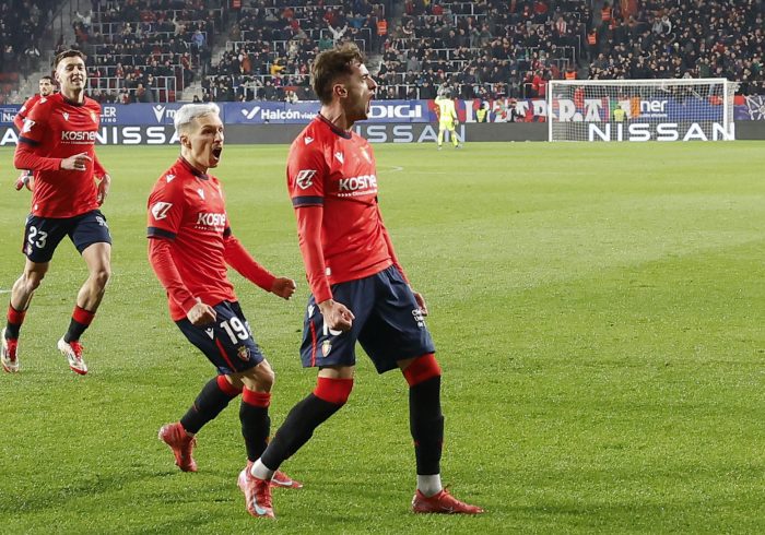 El taconazo de Sadiq rescata al Valencia en El Sadar pero no le saca del descenso