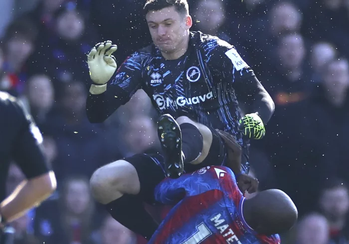 Mateta, del Crystal Palace, hospitalizado con heridas en la cabeza tras una brutal patada del portero del Millwall