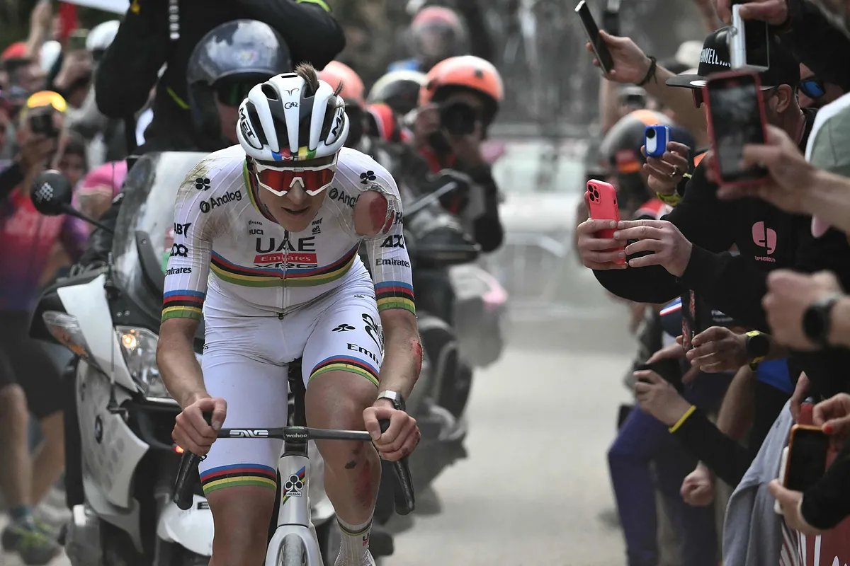 Pogacar, herido por una aparatosa caída y tras un gran ejercicio de coraje, vence en el 'sterrato' de la Strade Bianche