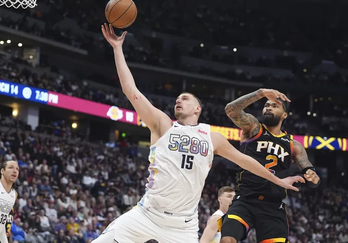 Un Jokic colosal hace historia en la NBA con 31 puntos, 21 rebotes y 22 asistencias ante los Suns