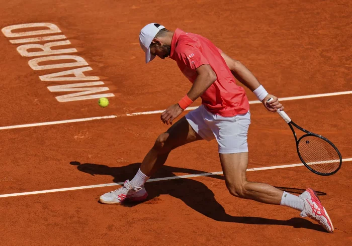 Un Djokovic declinante se despide de entrada ante Arnaldi en la Caja Mágica