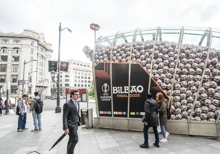 Así se prepara Bilbao para recibir a 55.000 ingleses: 170 vuelos chárter en 4 aeropuertos, 1.500 ertzainas y las últimas habitaciones a 1.200 euros