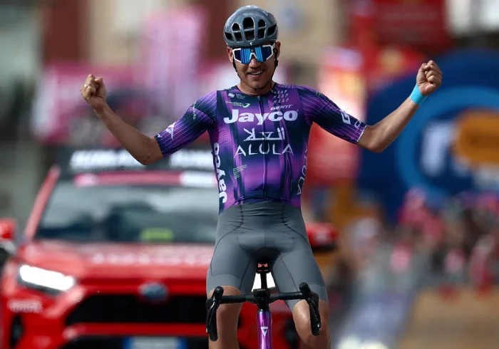Ayuso da otro susto a Roglic en el día de la primera escapada exitosa del Giro en la que venció Plapp