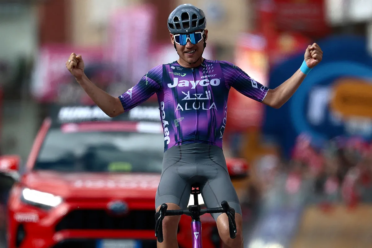 Ayuso da otro susto a Roglic en el día de la primera escapada exitosa del Giro en la que venció Plapp