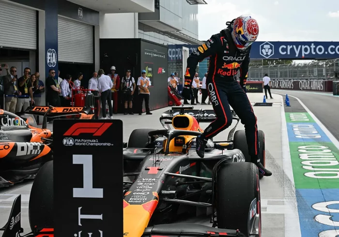 Colosal 'pole' de papá Verstappen y paso al frente de Carlos Sainz