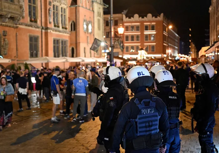 Cuatro españoles detenidos en una noche de enfrentamientos entre ultras de Chelsea y Betis en Breslavia antes de la final de la Conference
