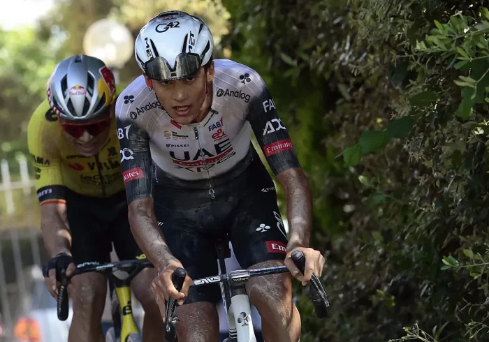 Del Toro brilla en el infierno del 'sterrato' y oposita al trono del Giro