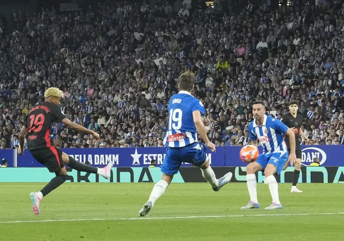 Denuncian que no dejaron entrar a un niño al campo del Espanyol por llevar una camiseta del Barça
