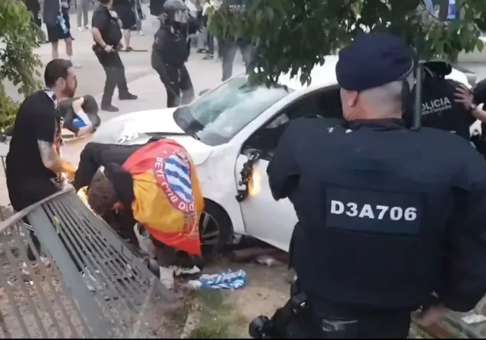 Detenida una mujer por un atropello masivo en los exteriores de Cornellá que detiene el Espanyol - Barça unos minutos y deja al menos 13 heridos
