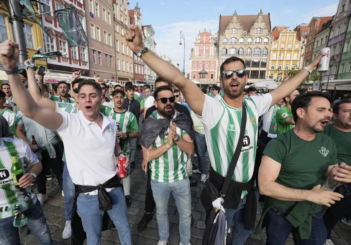 Dos aviones, tres trenes y horas de esperas en las escalas para llegar desde Sevilla a Breslavia: las locuras de los béticos para llenar a la final de la Conference