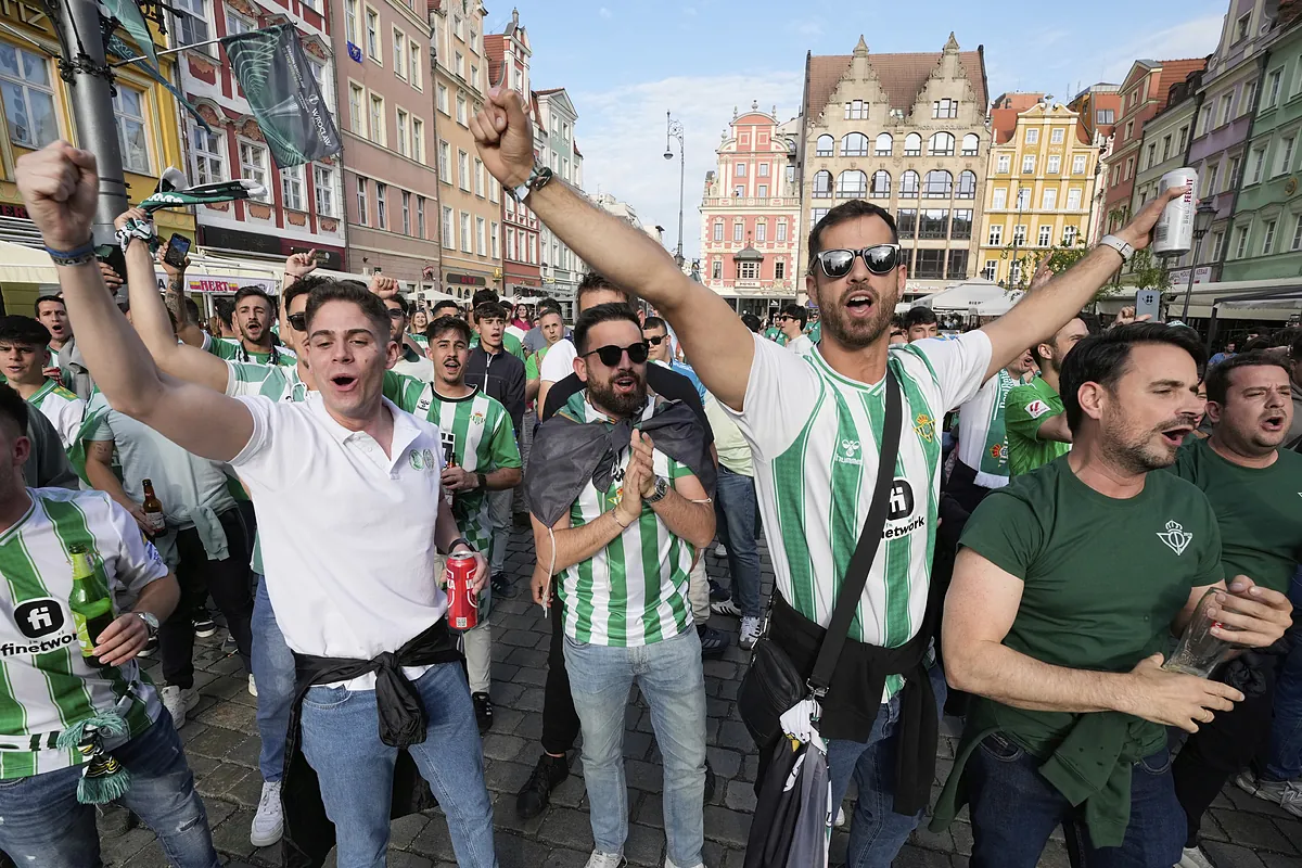 Dos aviones, tres trenes y horas de esperas en las escalas para llegar desde Sevilla a Breslavia: las locuras de los béticos para llenar a la final de la Conference