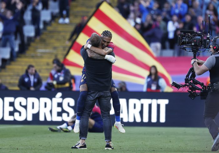 El éxito de Hansi Flick, el entrenador de las emociones, en tres claves: psicología con el jugador, frenesí en el campo y una preparación física de "caballos"