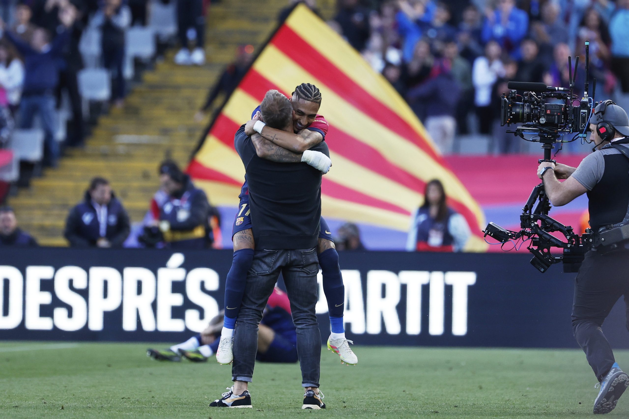 El éxito de Hansi Flick, el entrenador de las emociones, en tres claves: psicología con el jugador, frenesí en el campo y una preparación física de "caballos"