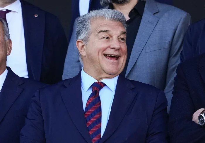 El fútbol maquilla el mandato de Laporta: tres títulos frente al caso Negreira, las obras del Camp Nou, la inscripción de Olmo...