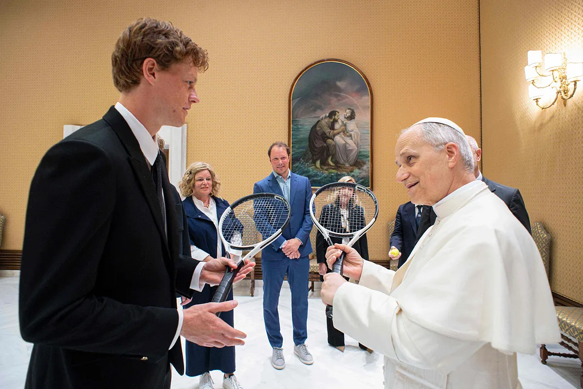 El Papa León XIV recibe en audiencia privada al número uno mundial del tenis, Jannik Sinner: "¿Quieres jugar un poco?"