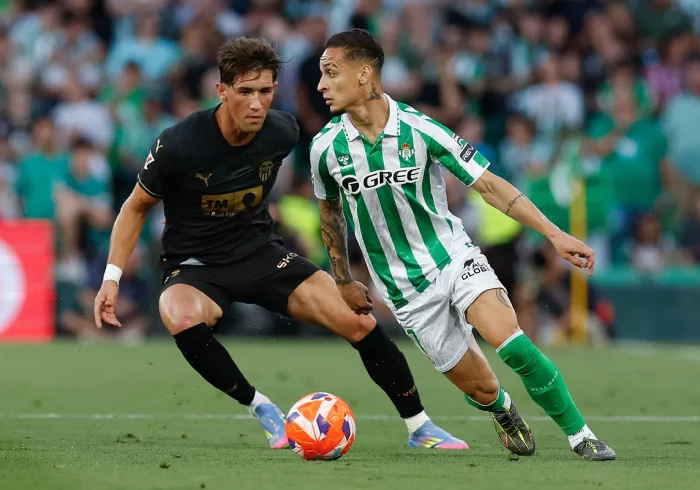 El Valencia araña un empate al Betis que Antony afila para la final de la Conference en Polonia
