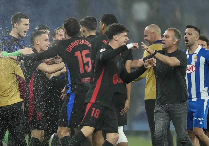 Entre los aspersores y el sentido común de Flick: "Sé lo que paso y quería que los jugadores lo celebraran dentro"