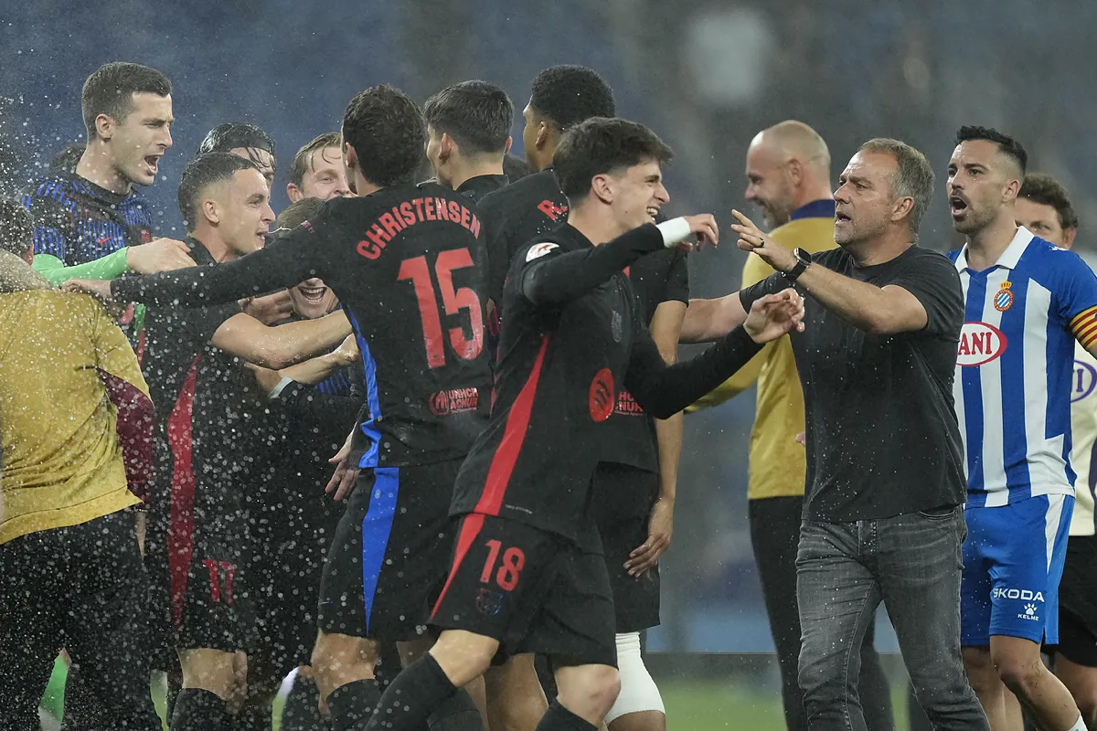 Entre los aspersores y el sentido común de Flick: "Sé lo que paso y quería que los jugadores lo celebraran dentro"