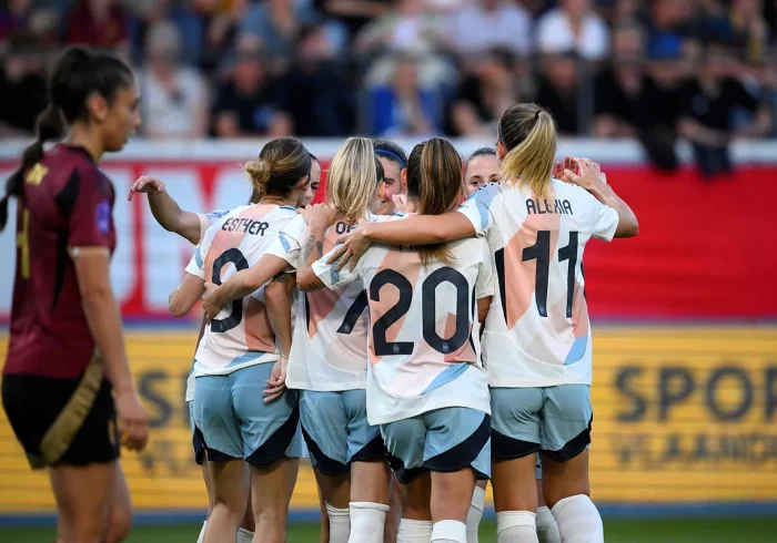 España arrolla a Bélgica (1-5) y solo necesita empatar en casa ante Inglaterra para clasificarse