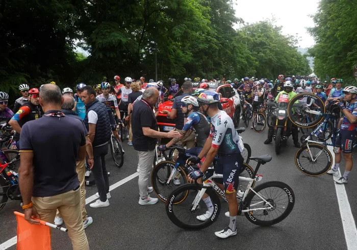 Groves gana una accidentada etapa del Giro antes de la primera selección en los Apeninos