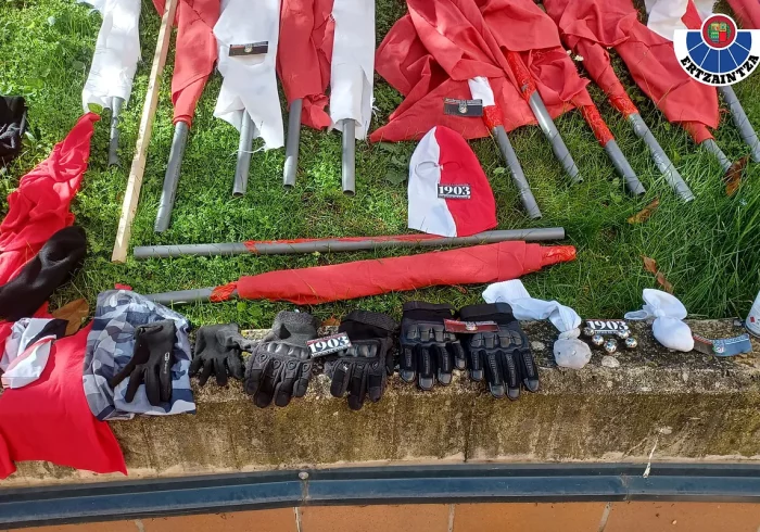 Identificados y devueltos a Madrid 118 ultras del Atlético que habían lanzado botellas y mobiliario en una zona de bares de Vitoria