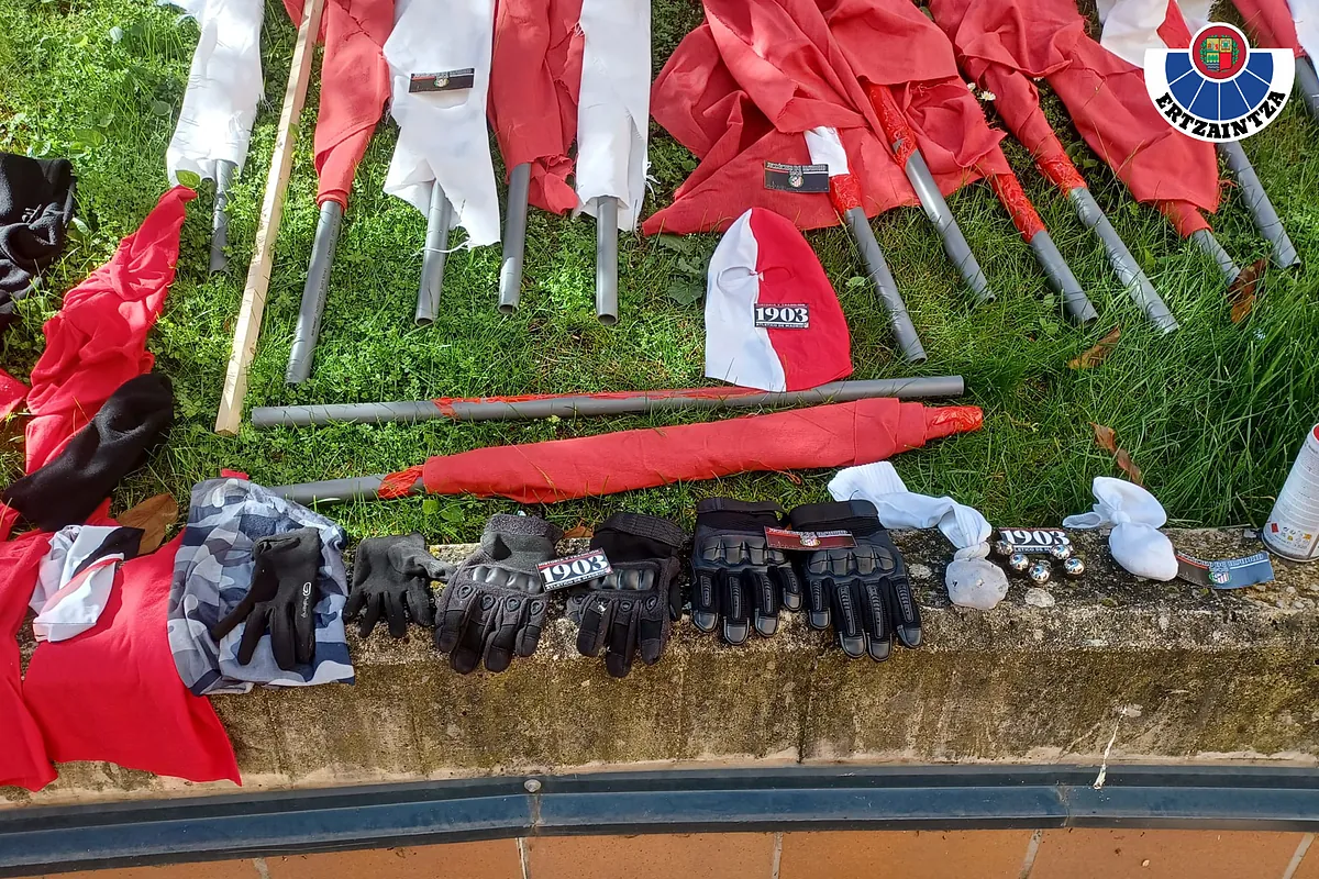 Identificados y devueltos a Madrid 118 ultras del Atlético que habían lanzado botellas y mobiliario en una zona de bares de Vitoria