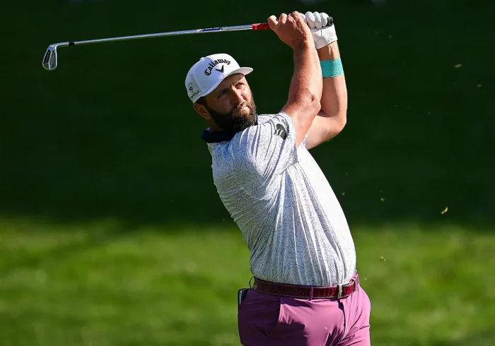 Jon Rahm peleará por el PGA Championship tras una accidentada tercera ronda: bolazo en la cabeza a un espectador y un corte en el brazo