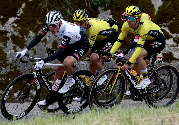 Juan Ayuso da un golpe sobre la mesa y reina en Tagliacozzo, primera cima del Giro de Italia