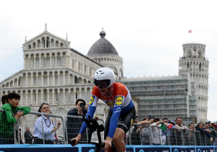Juan Ayuso sobrevive a la lluvia en la contrarreloj de Pisa y acecha la maglia rosa