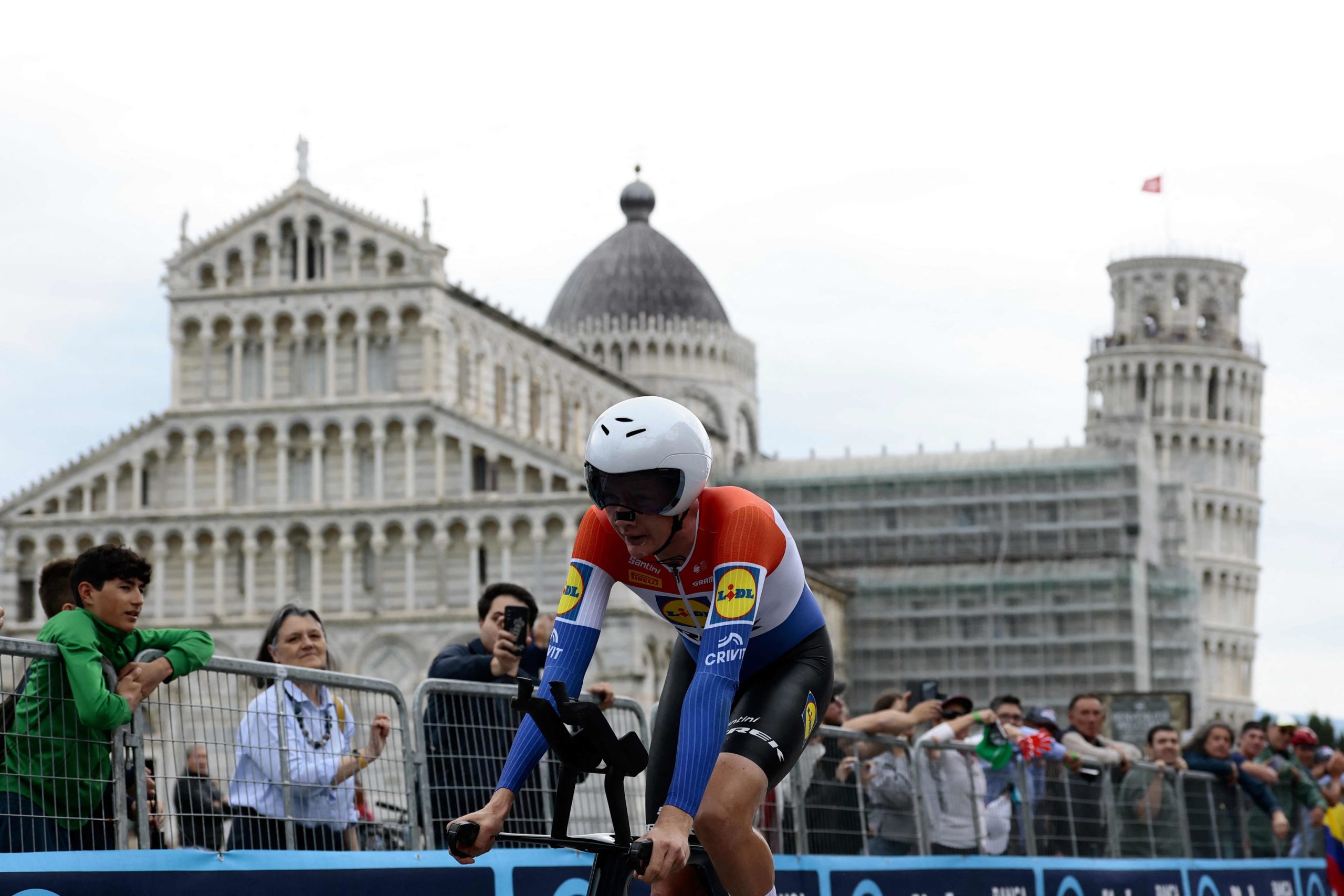 Juan Ayuso sobrevive a la lluvia en la contrarreloj de Pisa y acecha la maglia rosa