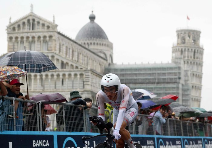 La supervivencia de Juan Ayuso para asaltar la maglia rosa: caídas, puntos de sutura, rivales inesperados y hasta el diluvio