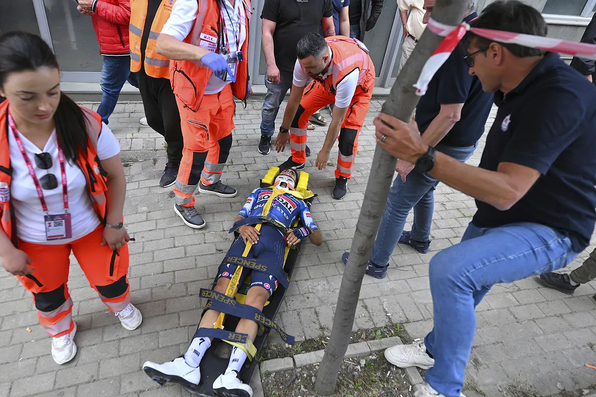 Mikel Landa abandona el Giro tras una dura caída en la primera etapa