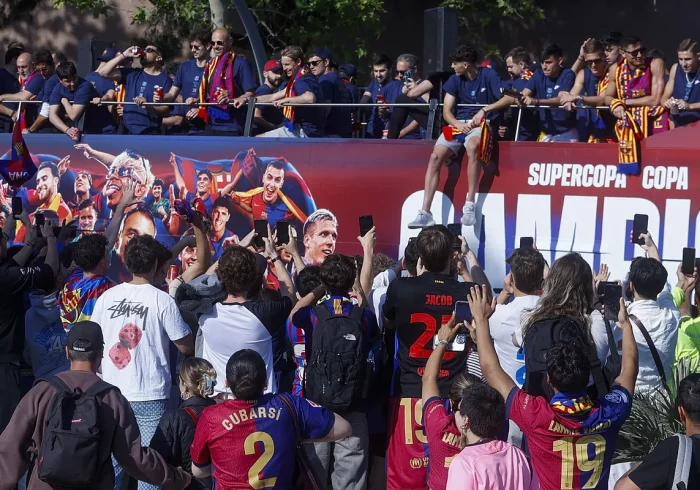 Miles de aficionados acompañan al Barça en la rúa de campeones
